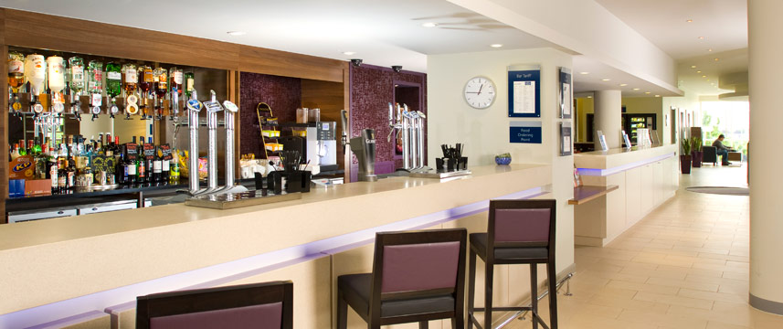 Holiday Inn Express Greenwich Bar