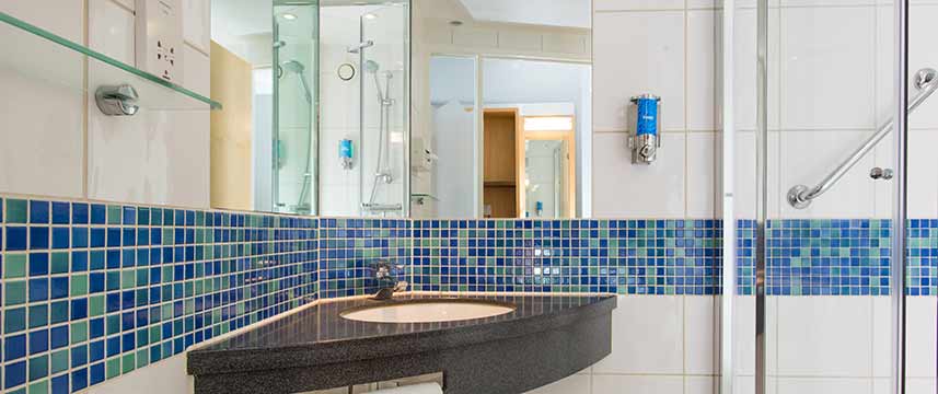 Holiday Inn Express Hemel Hempstead - Bathroom Holiday Inn Express Hemel Hempstead - Bathroom