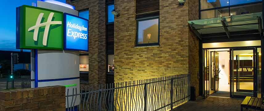 Holiday Inn Express Hemel Hempstead - Entrance Holiday Inn Express Hemel Hempstead - Entrance