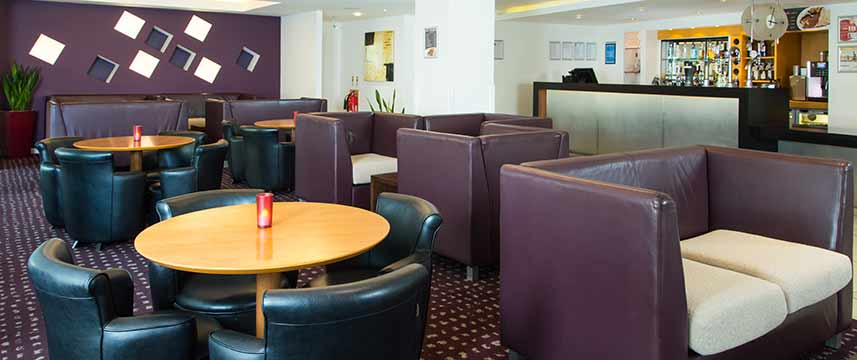 Holiday Inn Express Hemel Hempstead - Lobby Bar Holiday Inn Express Hemel Hempstead - Lobby Bar
