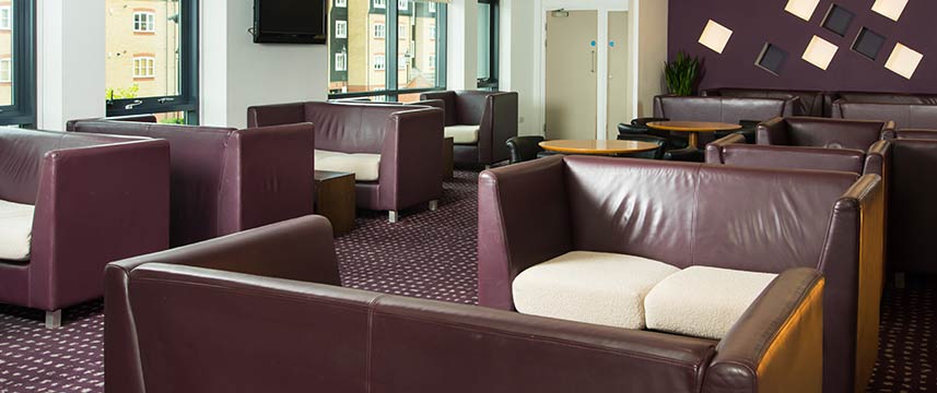 Holiday Inn Express Hemel Hempstead - Lobby Lounge Holiday Inn Express Hemel Hempstead - Lobby Lounge