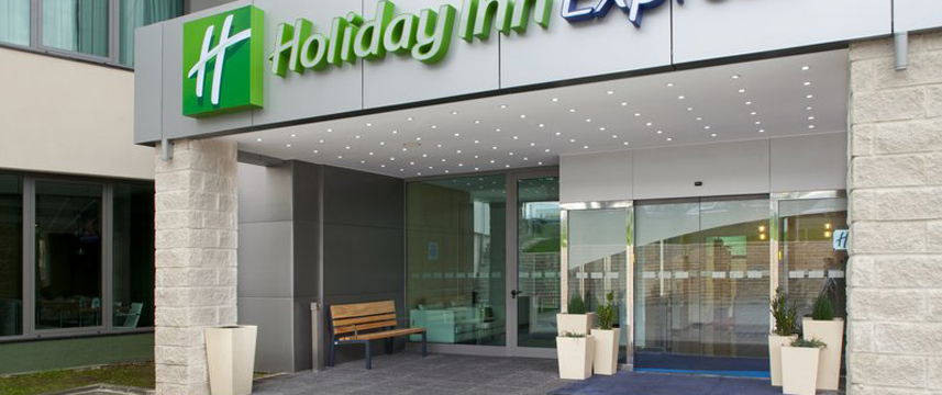 Holiday Inn Express Lisbon Entrance