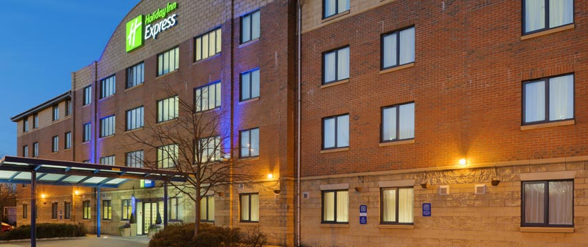 Holiday Inn Express Liverpool Knowsley Exterior Evening