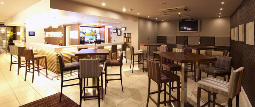 Holiday Inn Express London Croydon - Bar Area