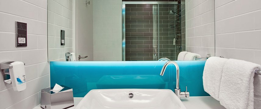 Holiday Inn Express London Ealing - Bathroom Holiday Inn Express London Ealing - Bathroom