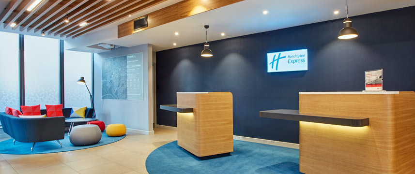 Holiday Inn Express London Ealing - Hotel Reception Holiday Inn Express London Ealing - Hotel Reception