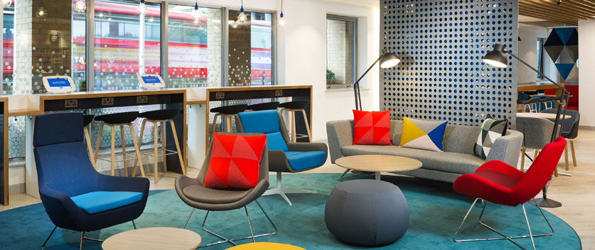 Holiday Inn Express London Ealing - Lobby Holiday Inn Express London Ealing - Lobby