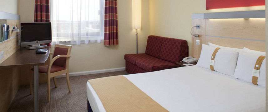 Holiday Inn Express London Newbury Park - Double Bedroom