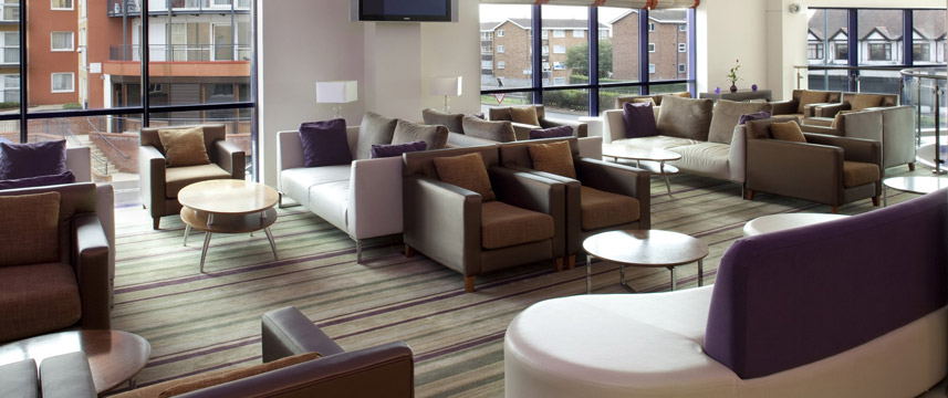 Holiday Inn Express London Newbury Park - Lounge Area