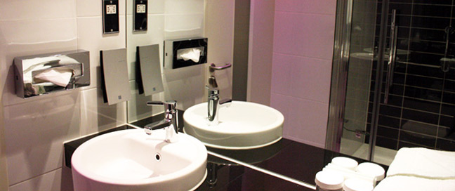 Holiday Inn Express London Stratford Bathroom Holiday Inn Express London Stratford Bathroom