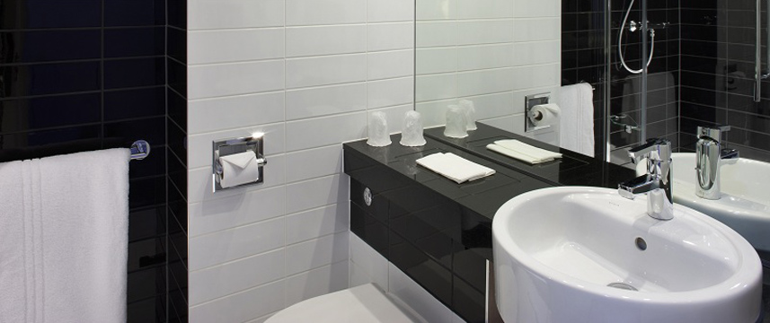 Holiday Inn Express London Wimbledon South - Bathroom