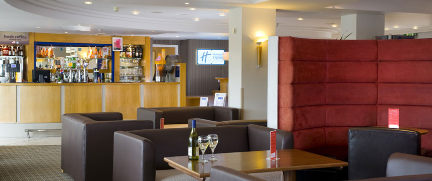 Holiday Inn Express Luton Airport - Bar