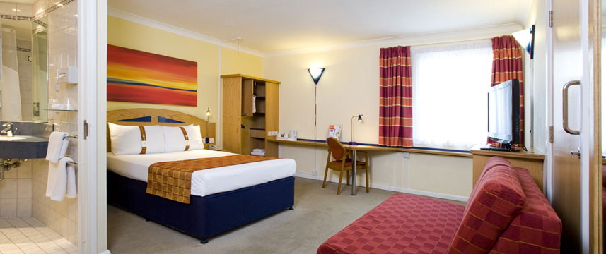 Holiday Inn Express Luton Airport - Bedroom