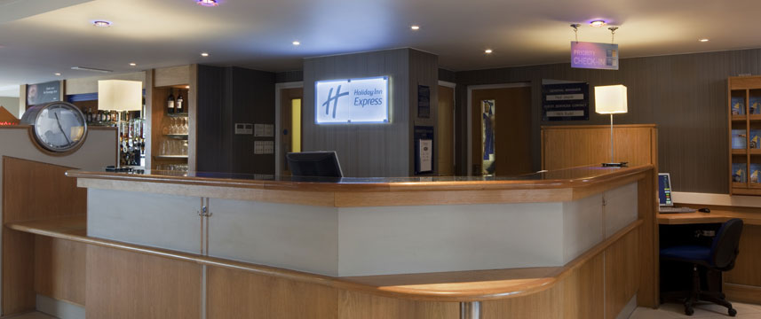 Holiday Inn Express Luton Airport - Entrance