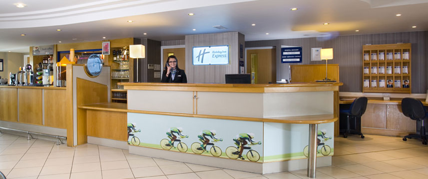 Holiday Inn Express Luton Airport - Reception