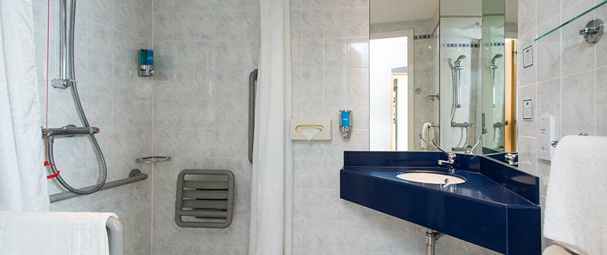 Holiday Inn Express Northampton South - Accessible Bathroom Holiday Inn Express Northampton South - Accessible Bathroom