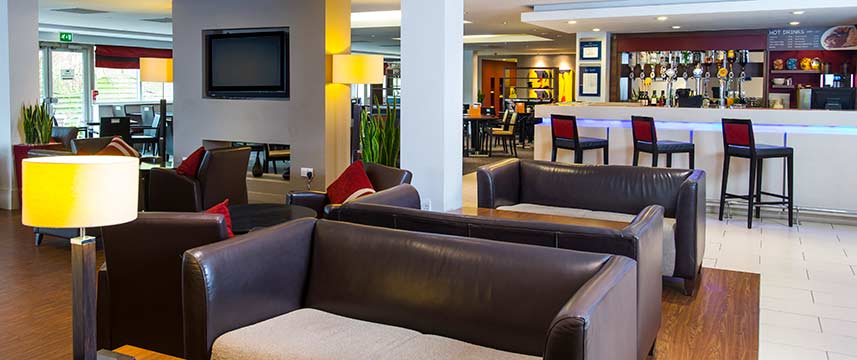 Holiday Inn Express Northampton South - Lobby Holiday Inn Express Northampton South - Lobby
