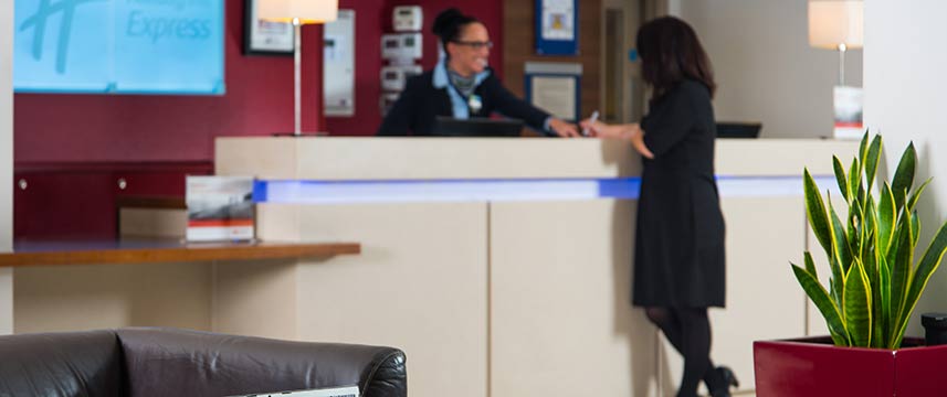 Holiday Inn Express Northampton South - Reception Holiday Inn Express Northampton South - Reception