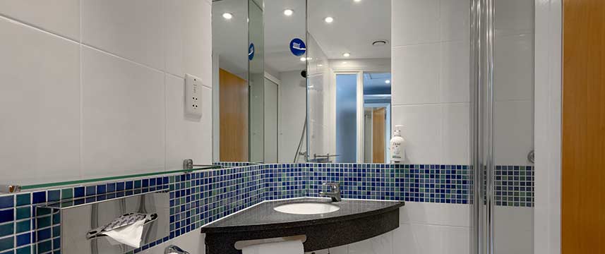 Holiday Inn Express Norwich - Bathroom Holiday Inn Express Norwich - Bathroom
