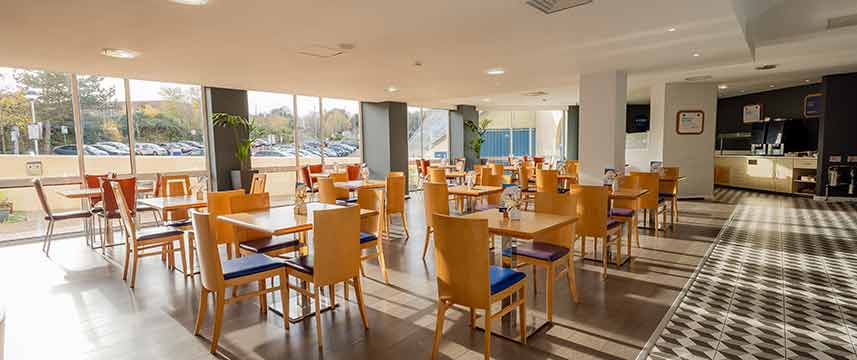 Holiday Inn Express Norwich - Lobby Dining Holiday Inn Express Norwich - Lobby Dining