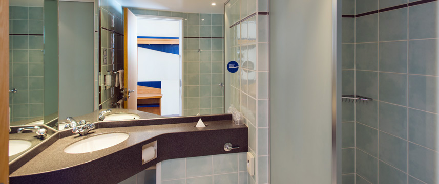 Holiday Inn Express Oxford Kassam Stadium - Bathroom