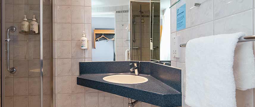 Holiday Inn Express Peterborough - Bathroom