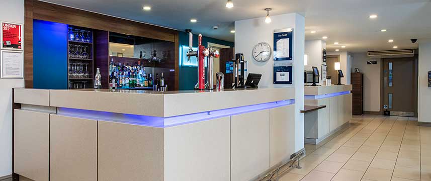 Holiday Inn Express Stirling - Lobby Bar Holiday Inn Express Stirling - Lobby Bar