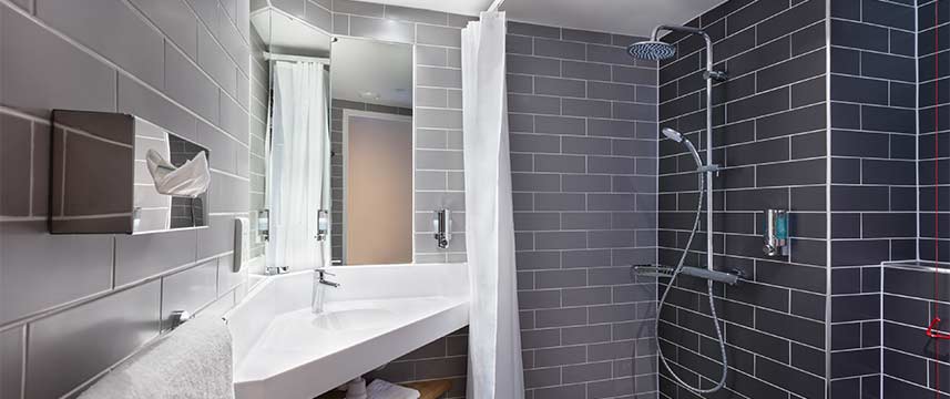 Holiday Inn Express Strathclyde Park Accessible Bathroom