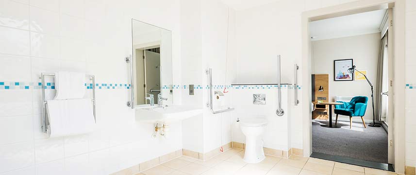 Holiday Inn Farnborough - Accessible Bathroom