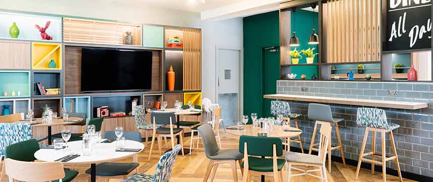Holiday Inn Gloucester Cheltenham - Lobby Dining Holiday Inn Gloucester Cheltenham - Lobby Dining