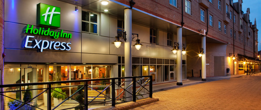 Holiday Inn Hammersmith - Exterior in the evening Holiday Inn Hammersmith - Exterior in the evening