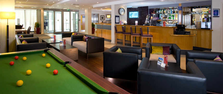 Holiday Inn Hammersmith - Pool Table in Bar