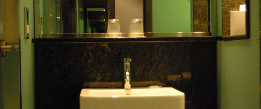 Holiday Inn Kingston South - Bathroom Holiday Inn Kingston South - Bathroom