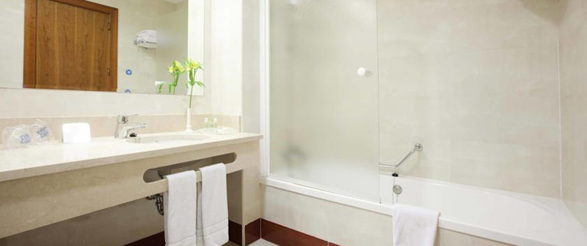 Holiday Inn Madrid Calle Alcala - Bathroom