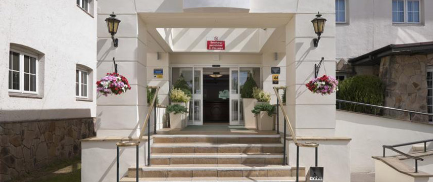 Holiday Inn Manchester Airport Entrance