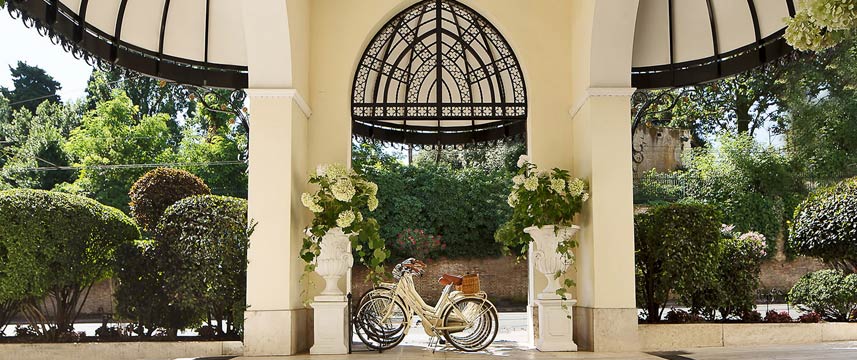 Hotel Aldrovandi Palace Grounds