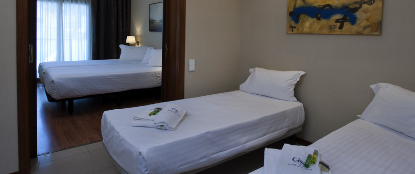 Hotel Ciudad de Castelldefels - Quad Room Beds