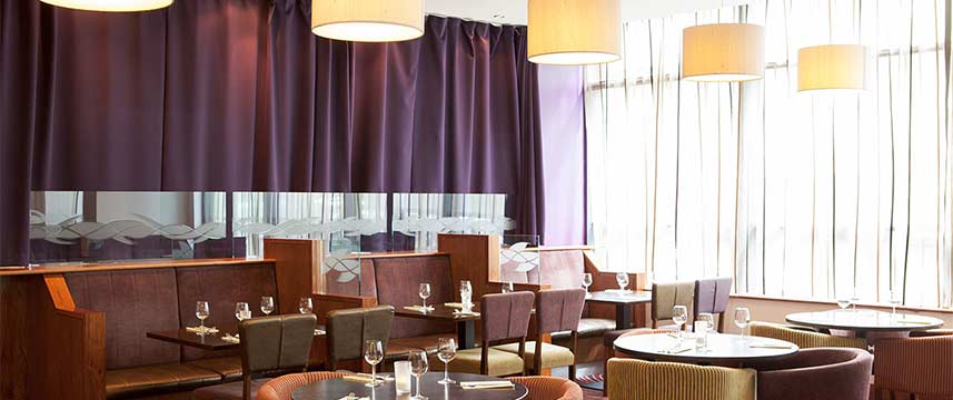 Jurys Inn Glasgow - Restaurant Tables Jurys Inn Glasgow - Restaurant Tables