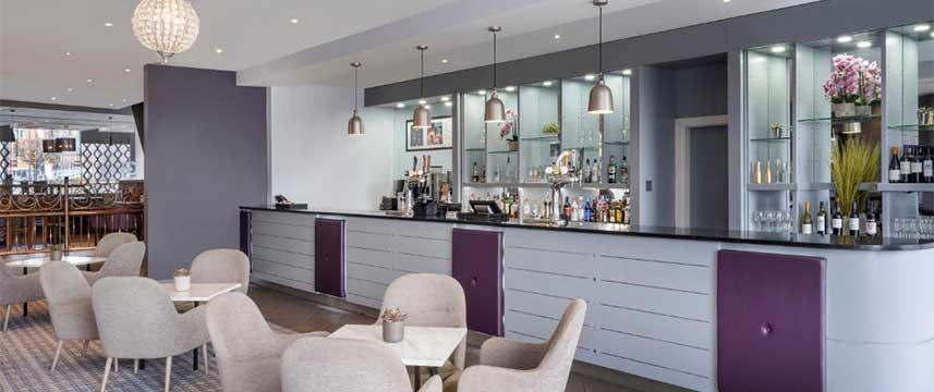 Jurys Inn Leeds - Bar Area Jurys Inn Leeds - Bar Area