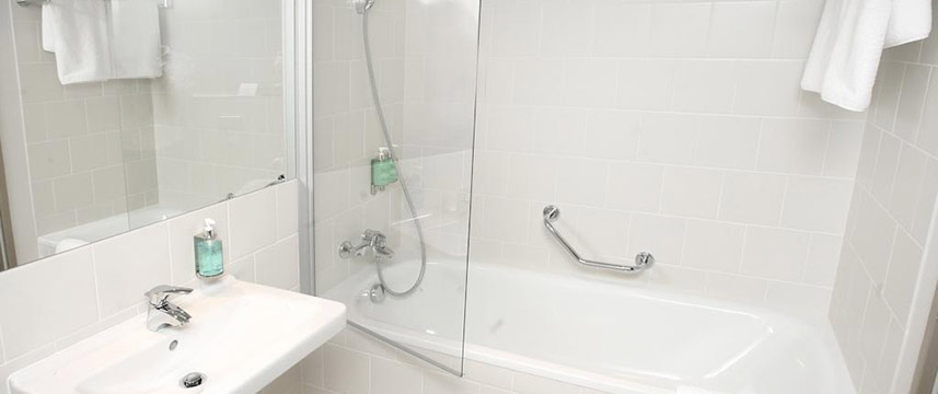 Jurys Inn Leeds - Bathroom Jurys Inn Leeds - Bathroom