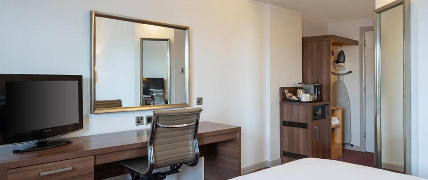 Jurys Inn Leeds - Guest Room Jurys Inn Leeds - Guest Room