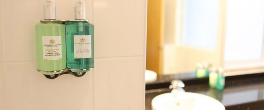 Jurys Inn Newcastle - Bathroom Jurys Inn Newcastle - Bathroom