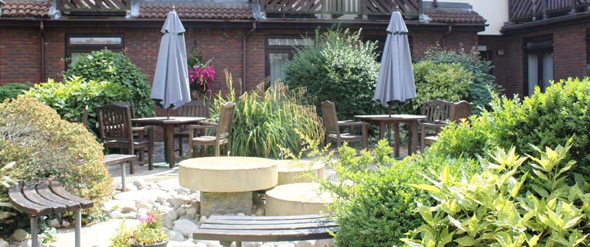 Kingston Lodge Hotel - Courtyard Kingston Lodge Hotel - Courtyard