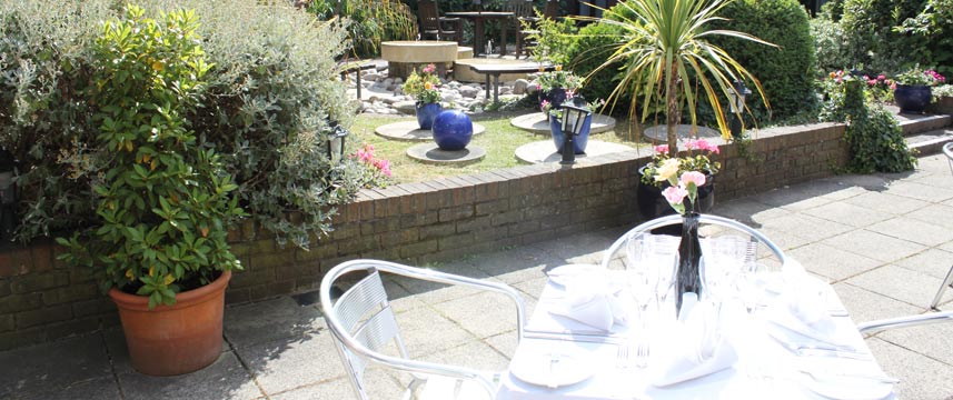 Kingston Lodge Hotel - Courtyard Dining Kingston Lodge Hotel - Courtyard Dining