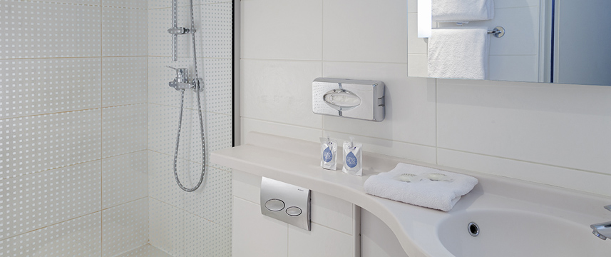 Kyriad Gare du Nord - Bathroom Area Kyriad Gare du Nord - Bathroom Area