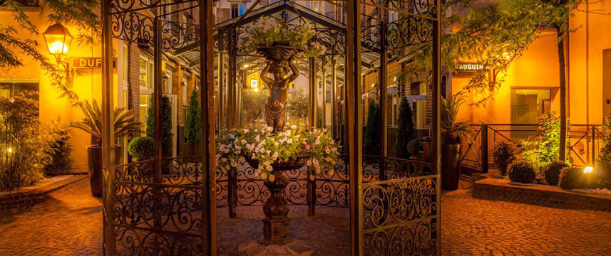 Les Jardins du Marais - Courtyard Night Les Jardins du Marais - Courtyard Night