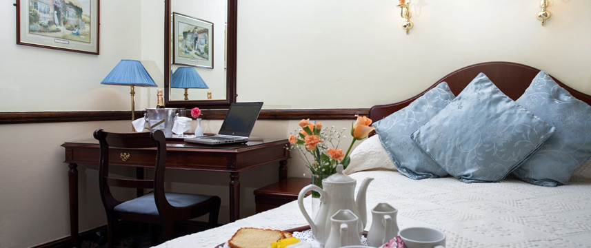 London Elizabeth Hotel - Double Room Desk London Elizabeth Hotel - Double Room Desk