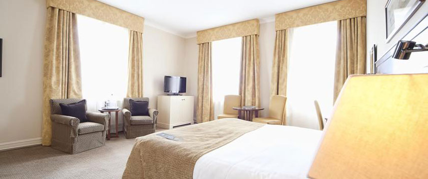 Macdonald Swans Nest Hotel - Suite Bedroom
