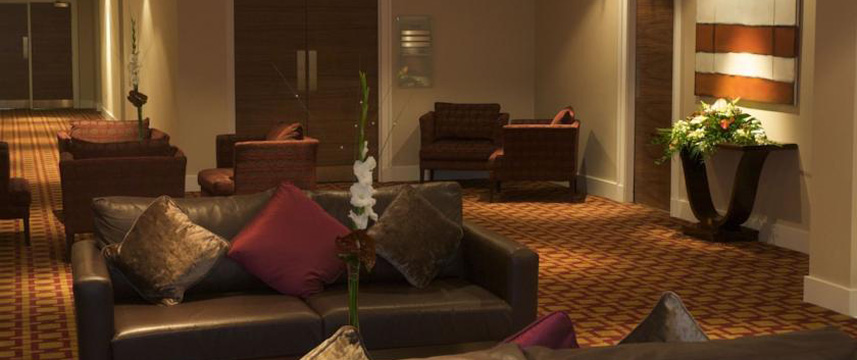 Menzies Dyce - Lounge Area