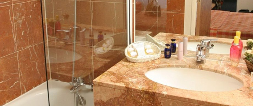 Moulin Plaza - Bathroom Moulin Plaza - Bathroom